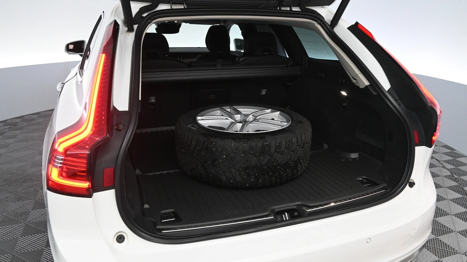 Car Image - 6NLX5z41E88iJqrnKELbK7