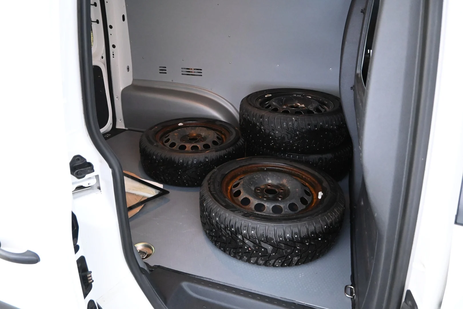 Car Image - 3MkGaNs7pftX6sGFeg1Ehl