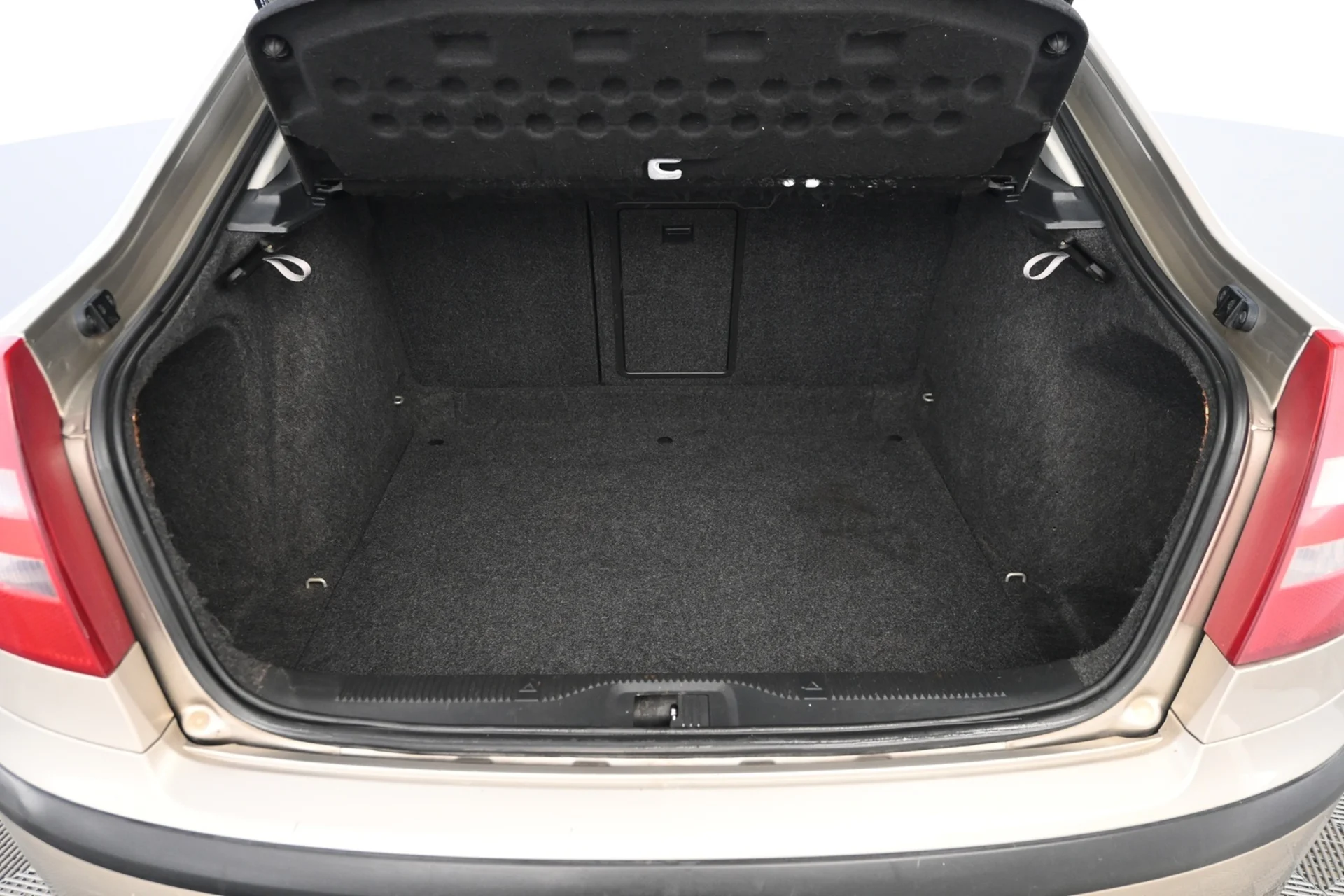 Car Image - 2UQ77m6uu0Oty9Taci46ns