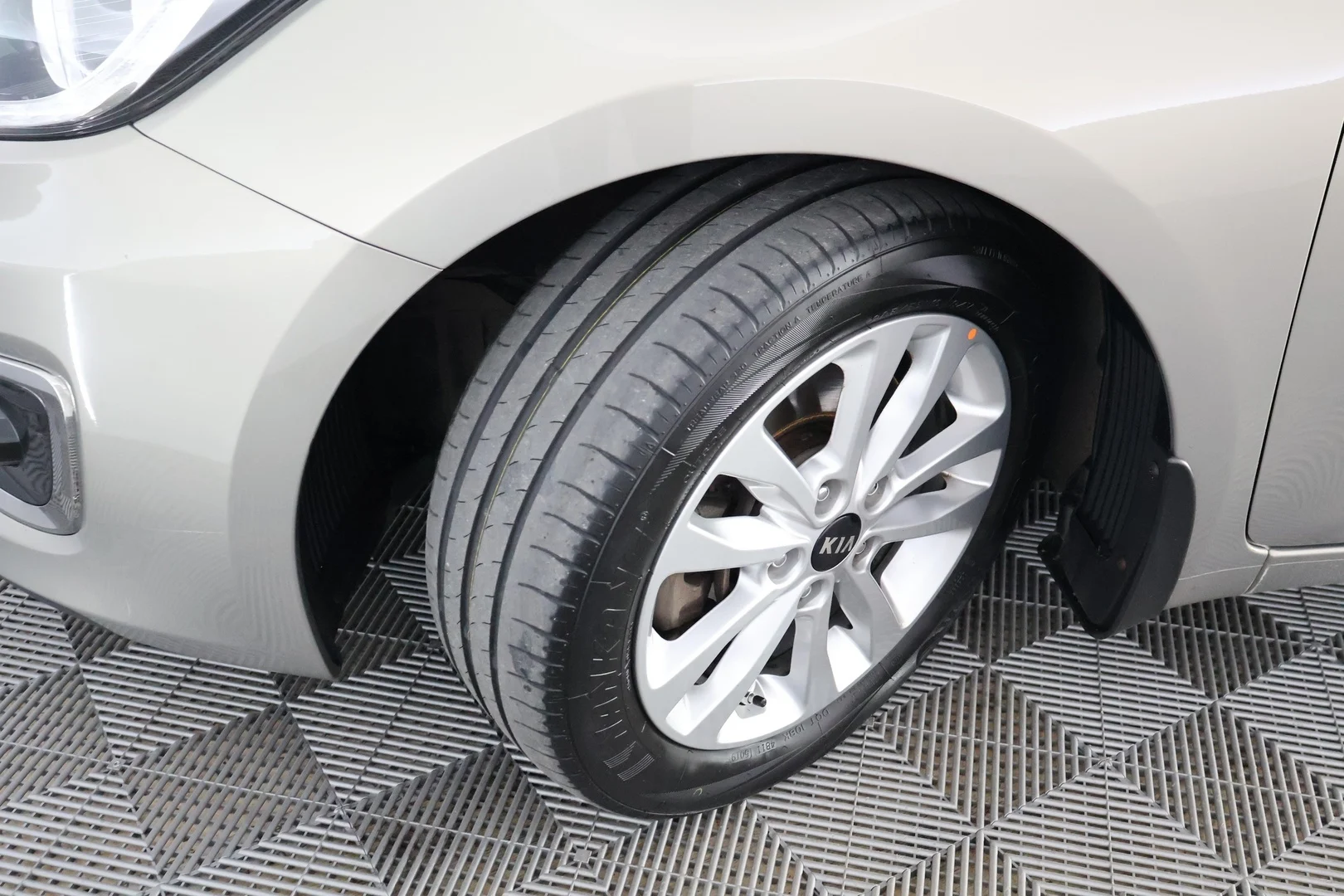 Car Image - AwDhMlsdk9SFzBPn3dLPM
