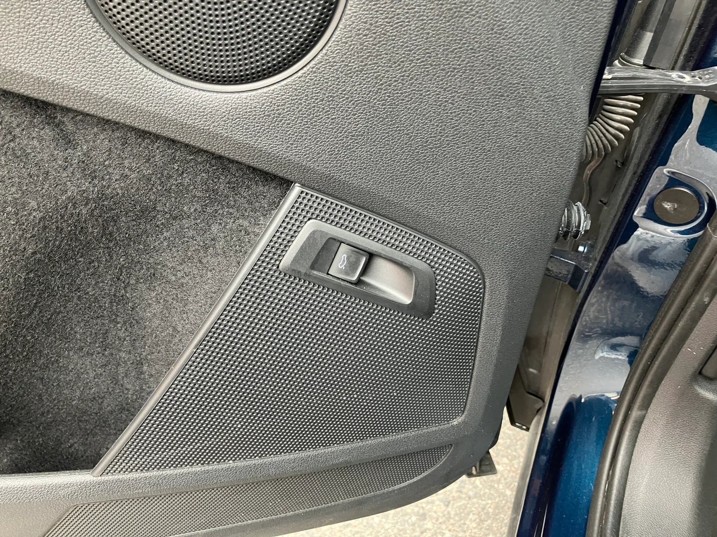 Car Image - FZcZmBvXsrdqV9vLdm3NM