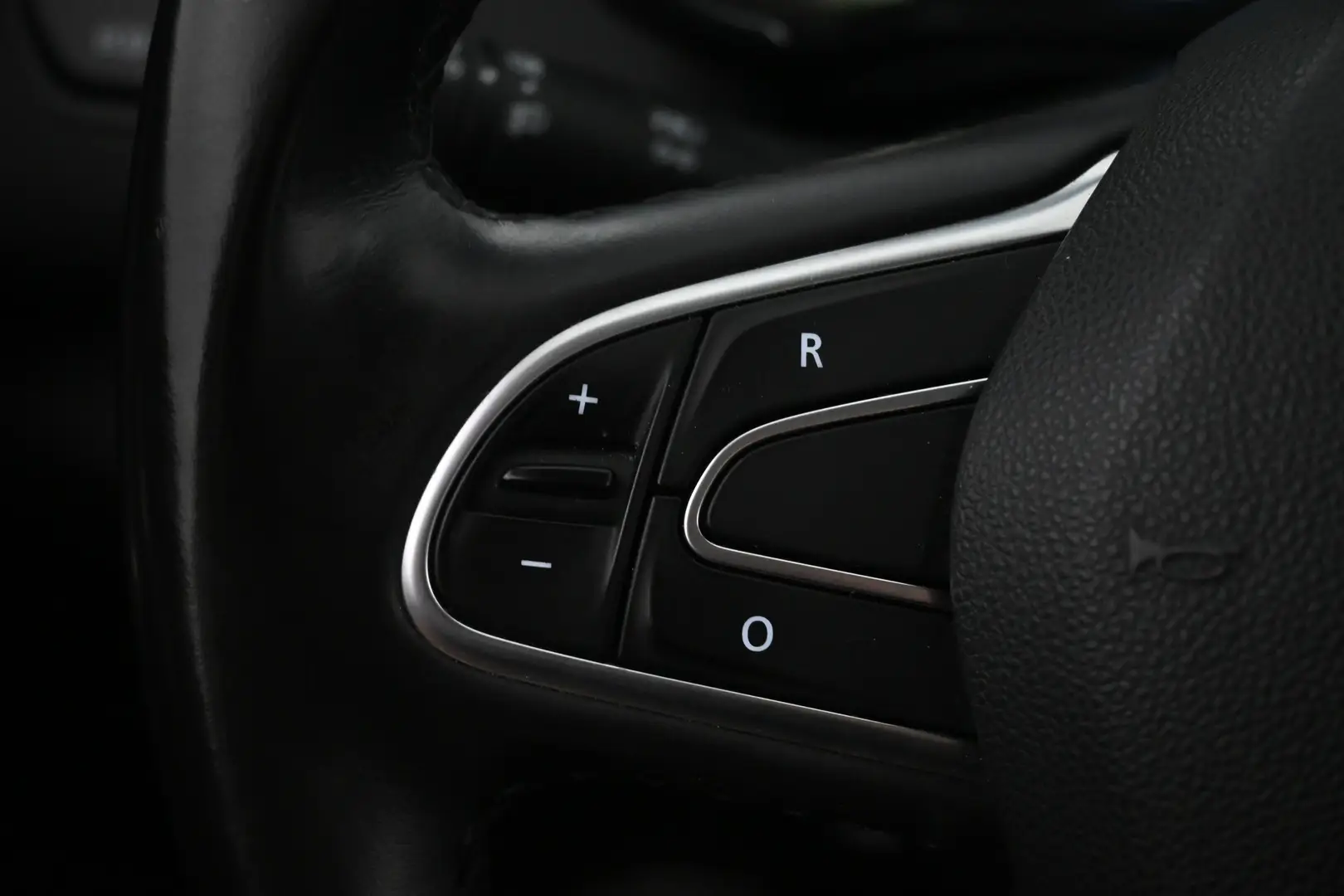 Car Image - 46jN0kBdXzrwwAGIuE90i0