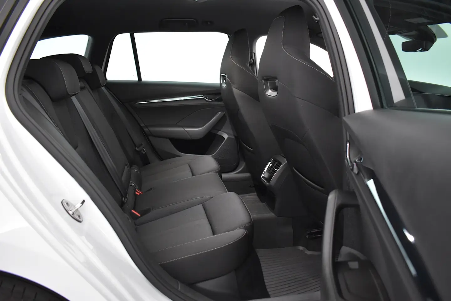 Car Image - 3W993AO9b30HfEeeebKYOG