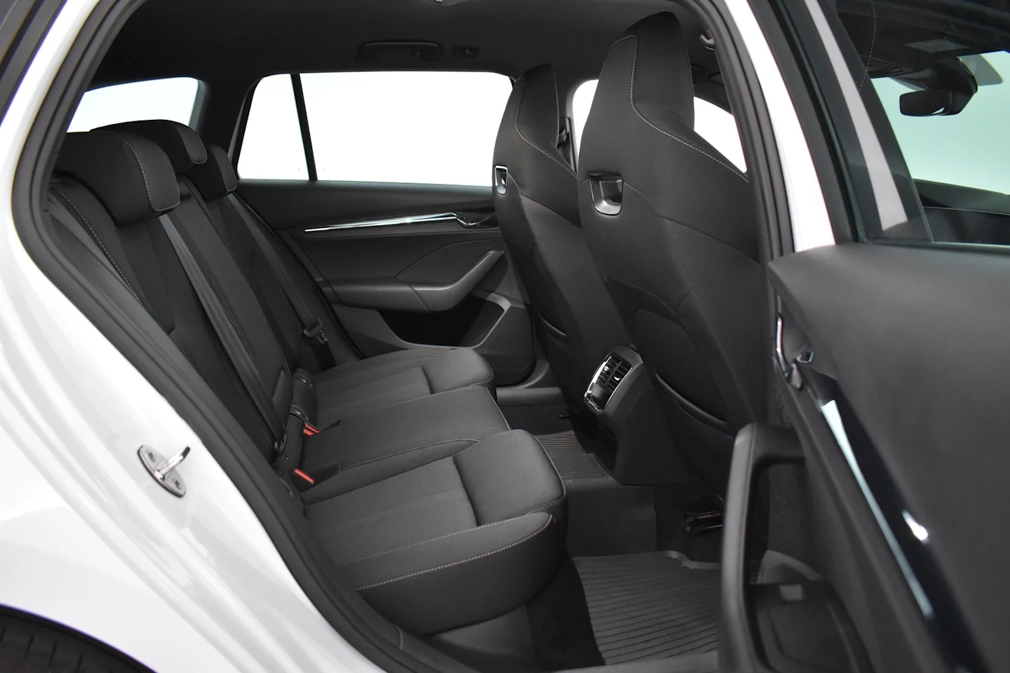 Car Image - 3W993AO9b30HfEeeebKYOG
