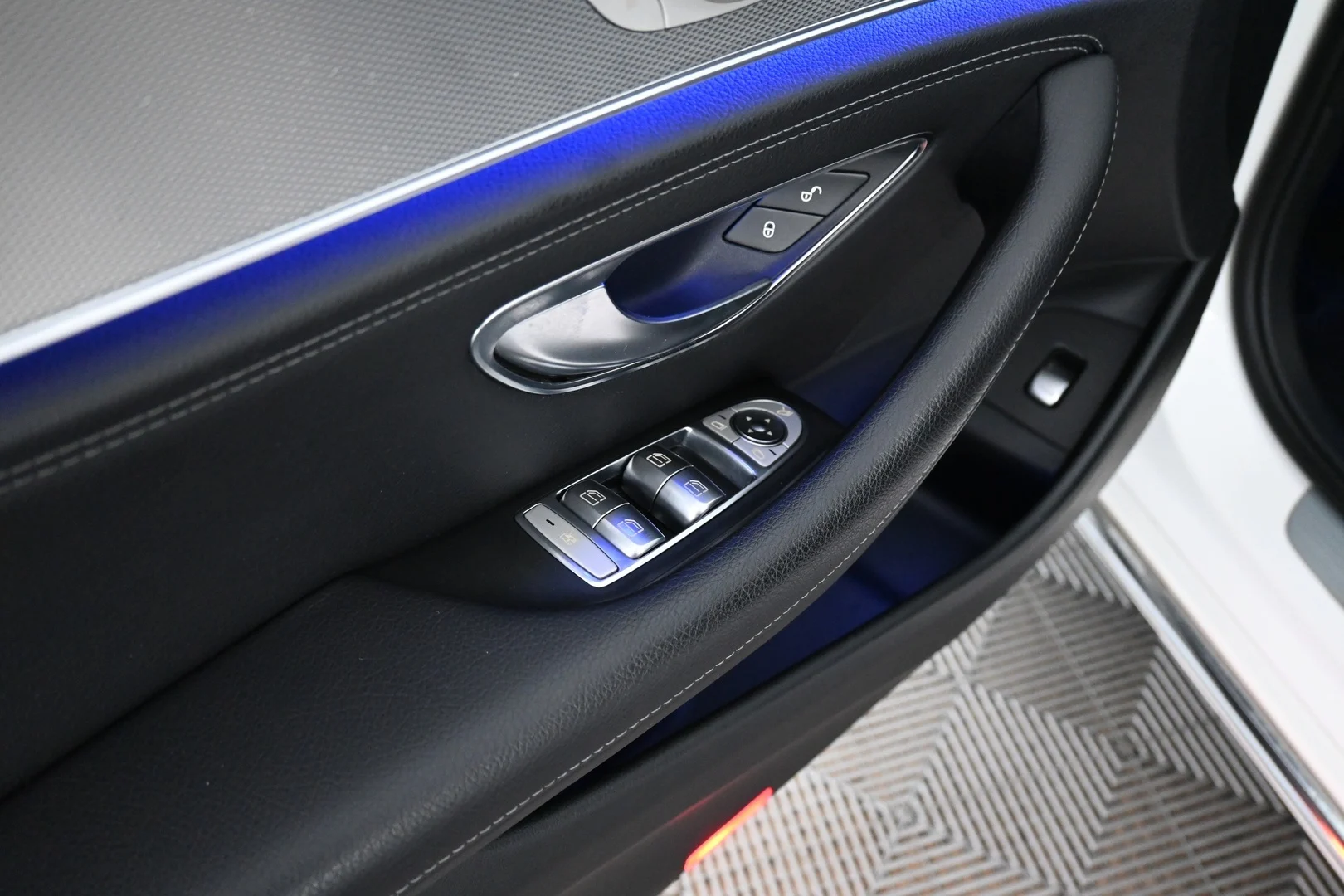Car Image - 4N6BhU8ahzxI09MTIzBx4S
