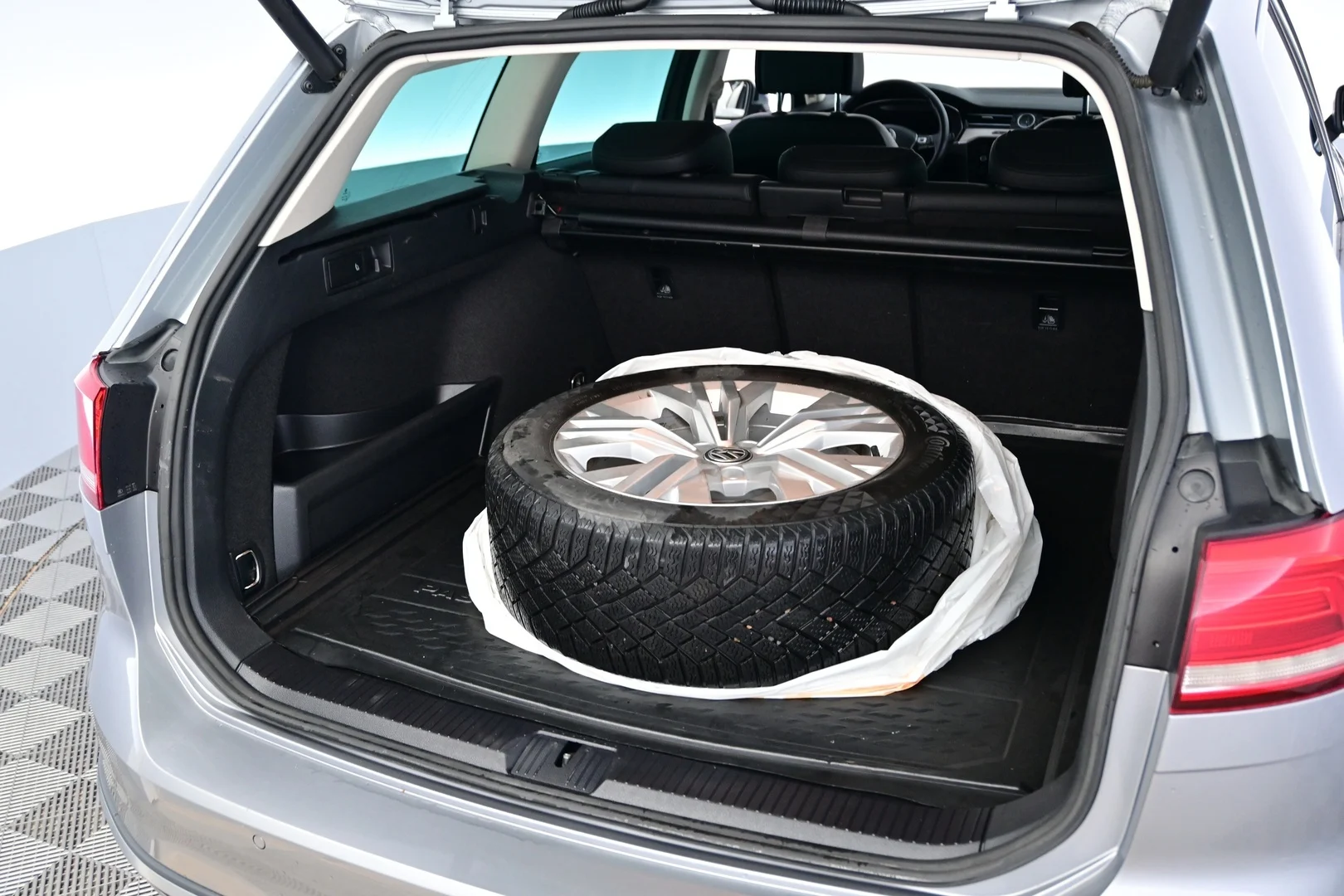 Car Image - Ri4h20Wo10jjigK9ZvtvQ