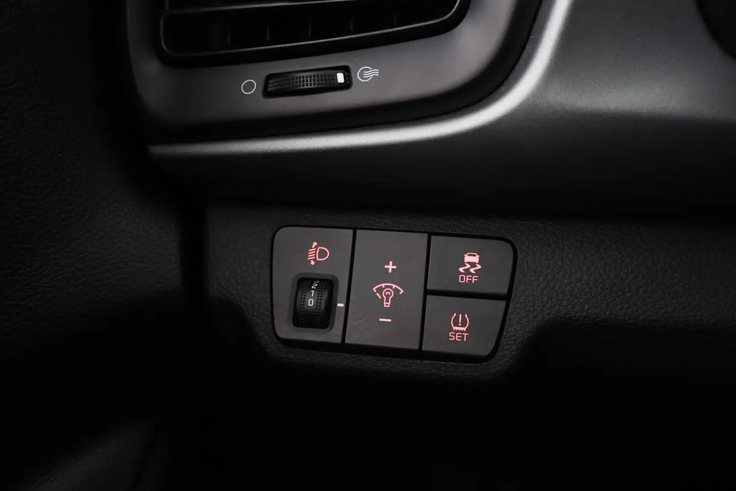 Car Image - 2CvGpHbNGiT4ZfuMV451fn