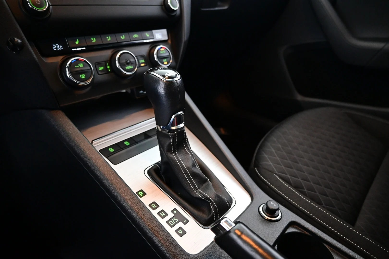 Car Image - 3AIwinkd2WthoxVbPFdHwe