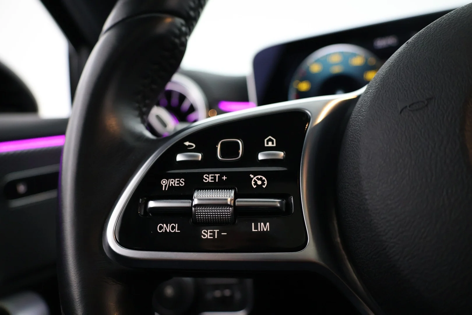 Car Image - 4ZUHbheW2XMhzniL5MhjmI