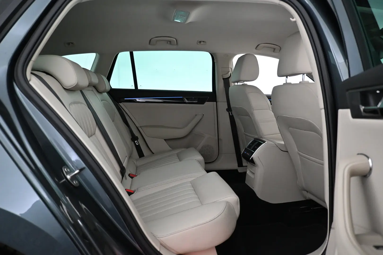 Car Image - 6O9FaZmGEMut87tKHAc1zl