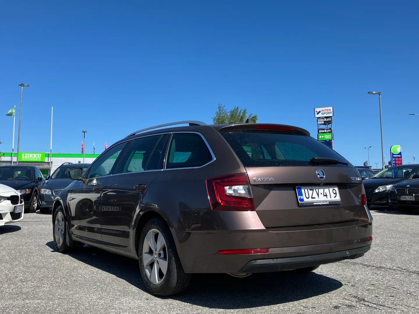 Car Image - ax1kbt9pET5mWjAp3eVt4