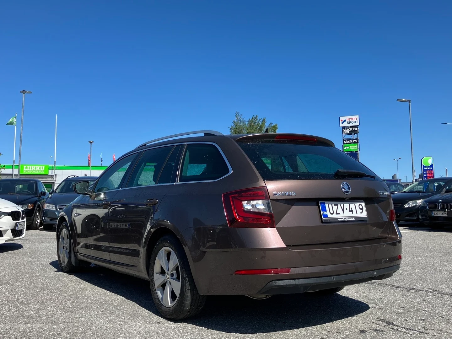 Car Image - ax1kbt9pET5mWjAp3eVt4