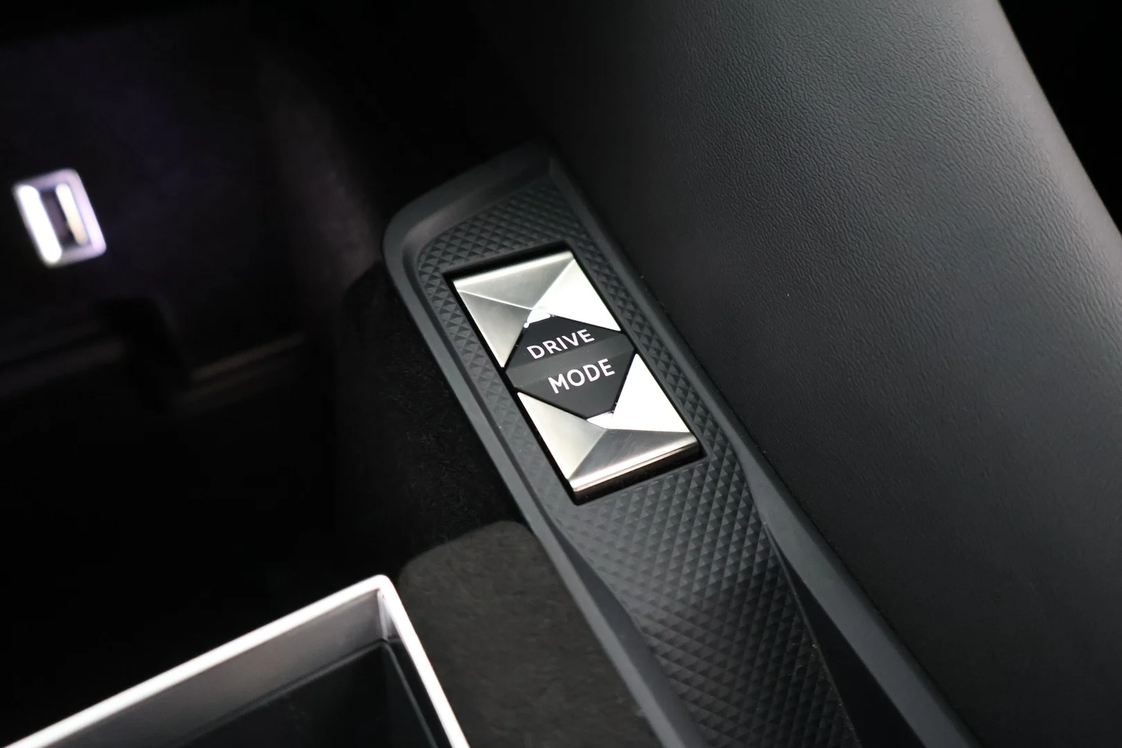 Car Image - zeiBkvwP8GbVz9XV9gsU1