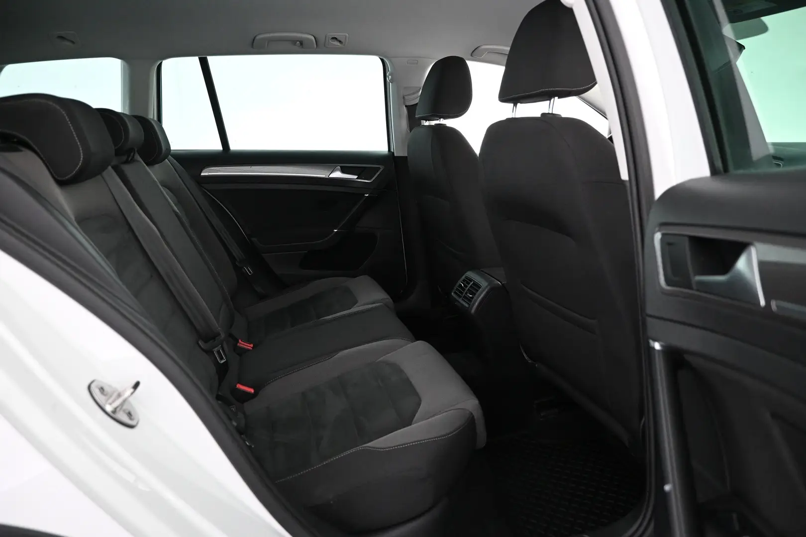Car Image - 3xc09QO6xg85KbtzEDsQrM