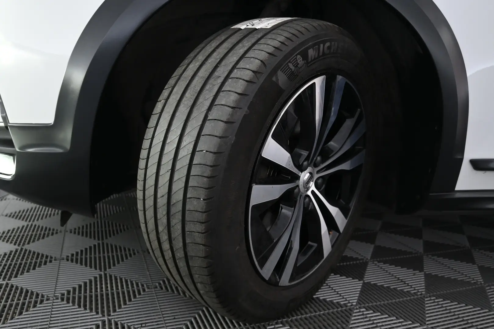 Car Image - 4JO2hyESJ2ucNvv72lsXn