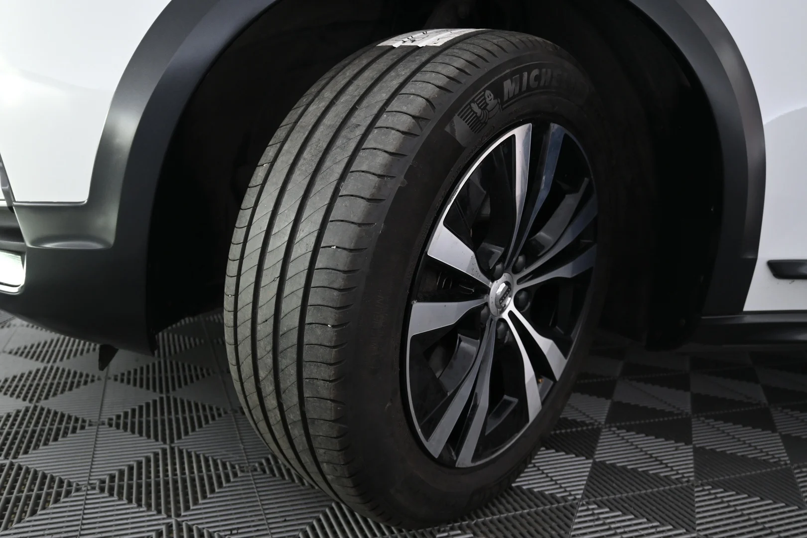 Car Image - 4JO2hyESJ2ucNvv72lsXn