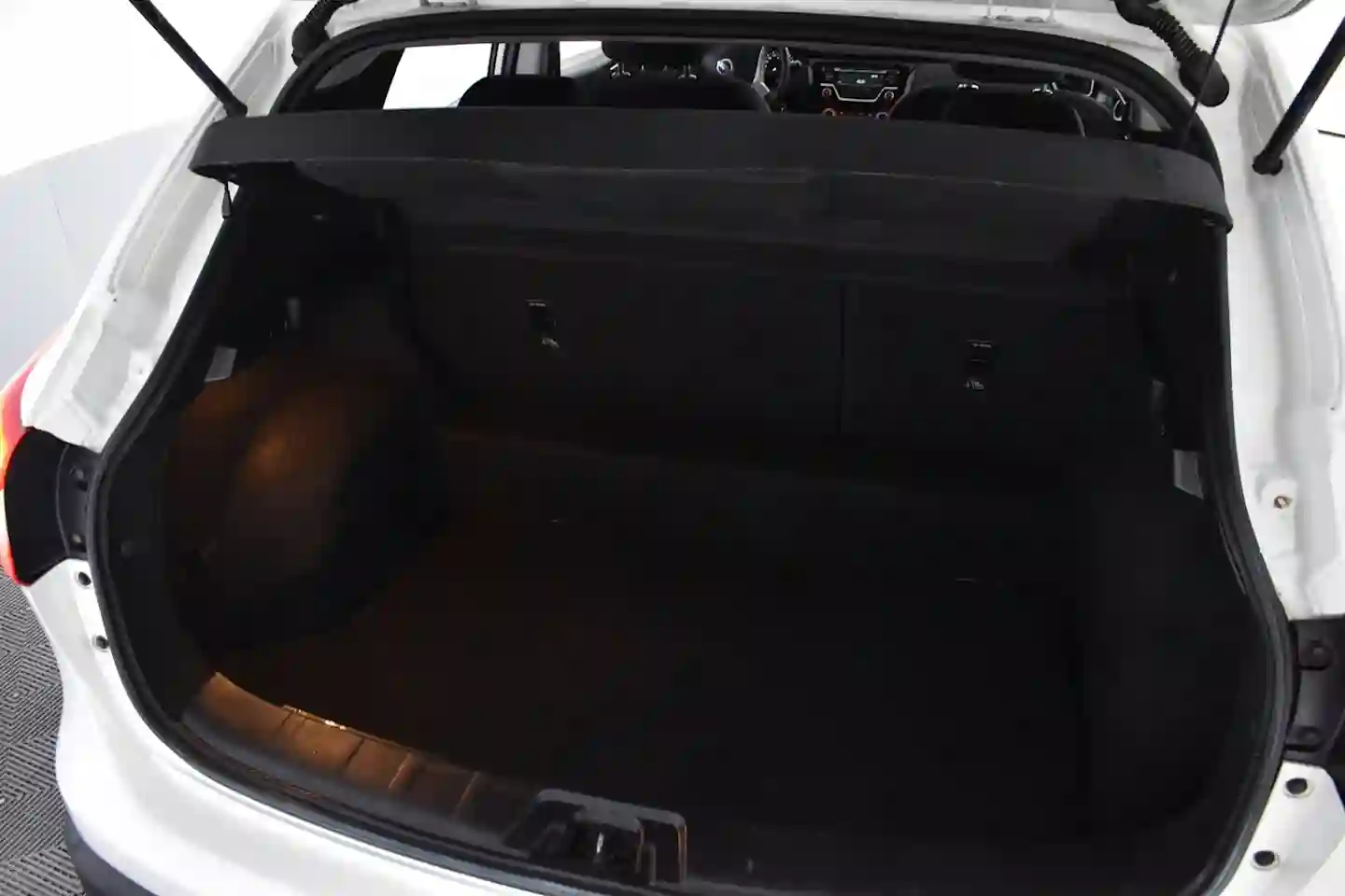 Car Image - Af1eqrdvrC0FLZQKZfOw2
