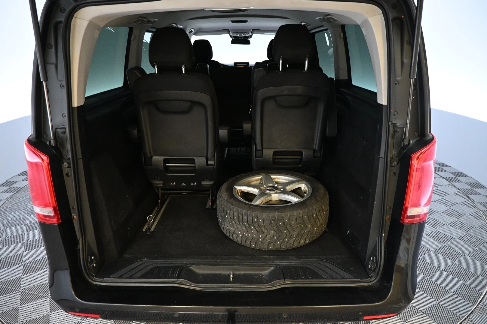 Car Image - 6VKJOyaOFZBEtN715h3iex