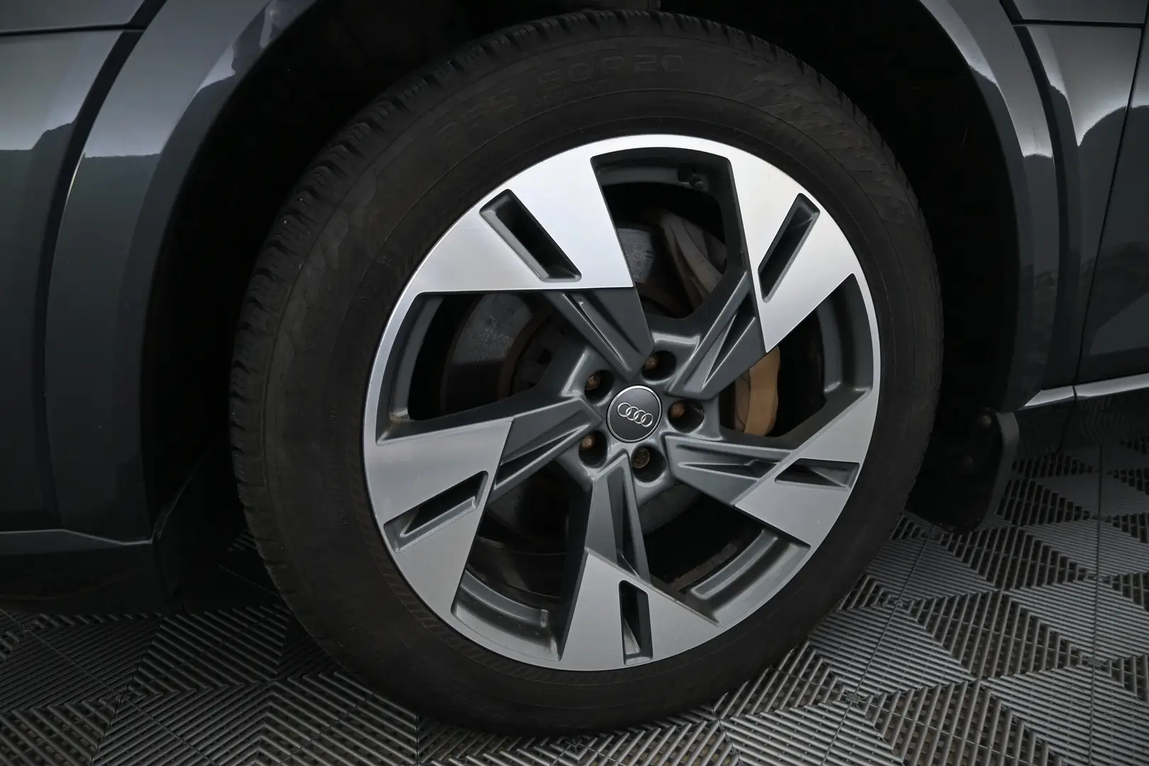 Car Image - 6DFvc1lenfZGLlC8vauThC