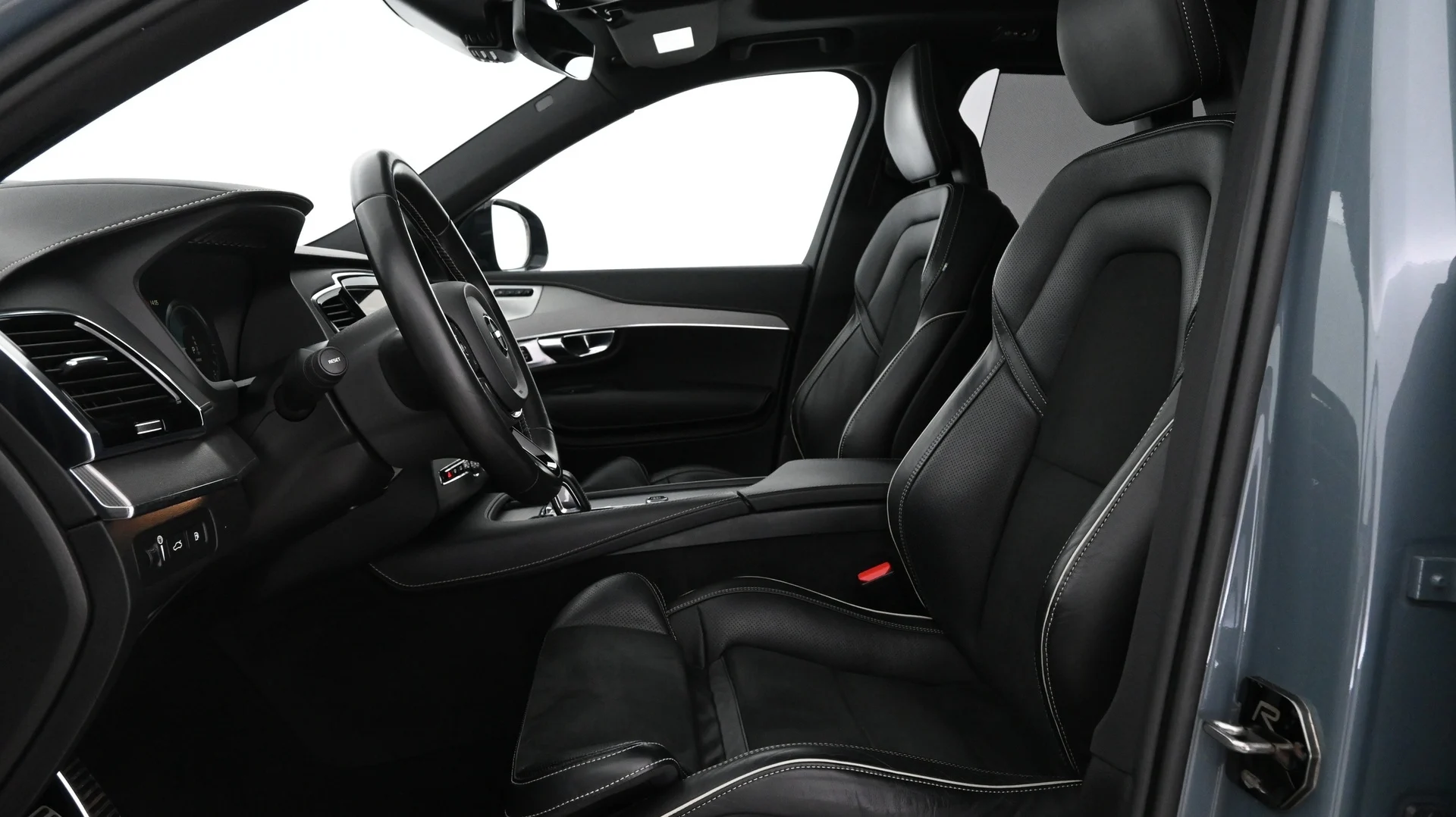 Car Image - V7uO1U2LWiYM1sf32ivNo