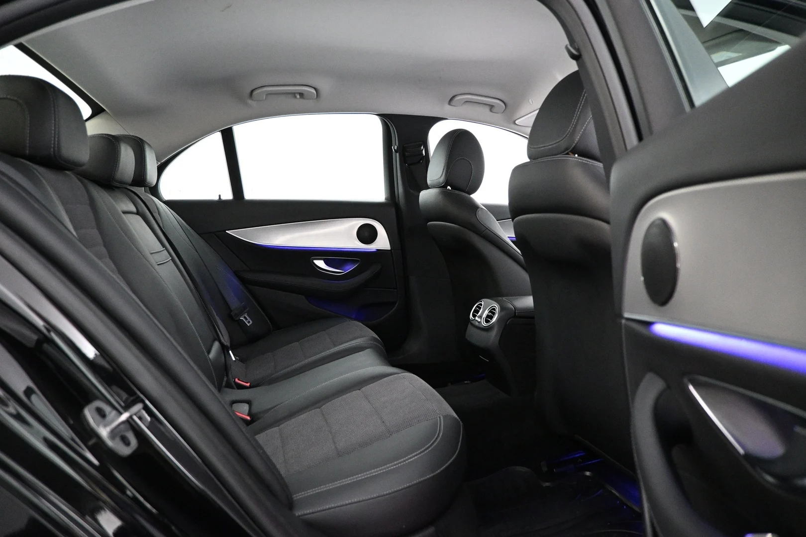 Car Image - 4NYE7sFZ4GDdPnejP6epU2