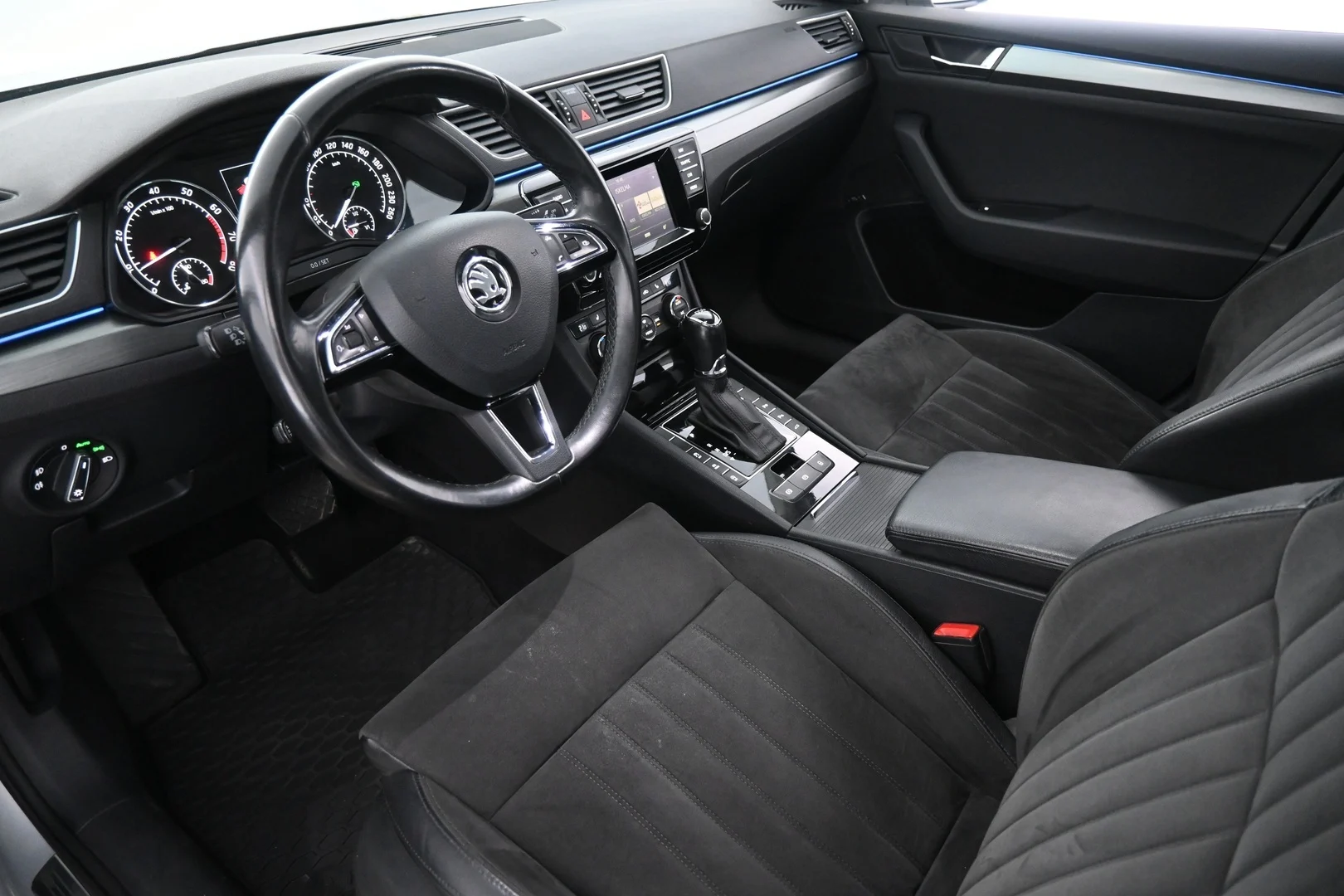 Car Image - gL70p8O1LgRdxLnnQ3AeD