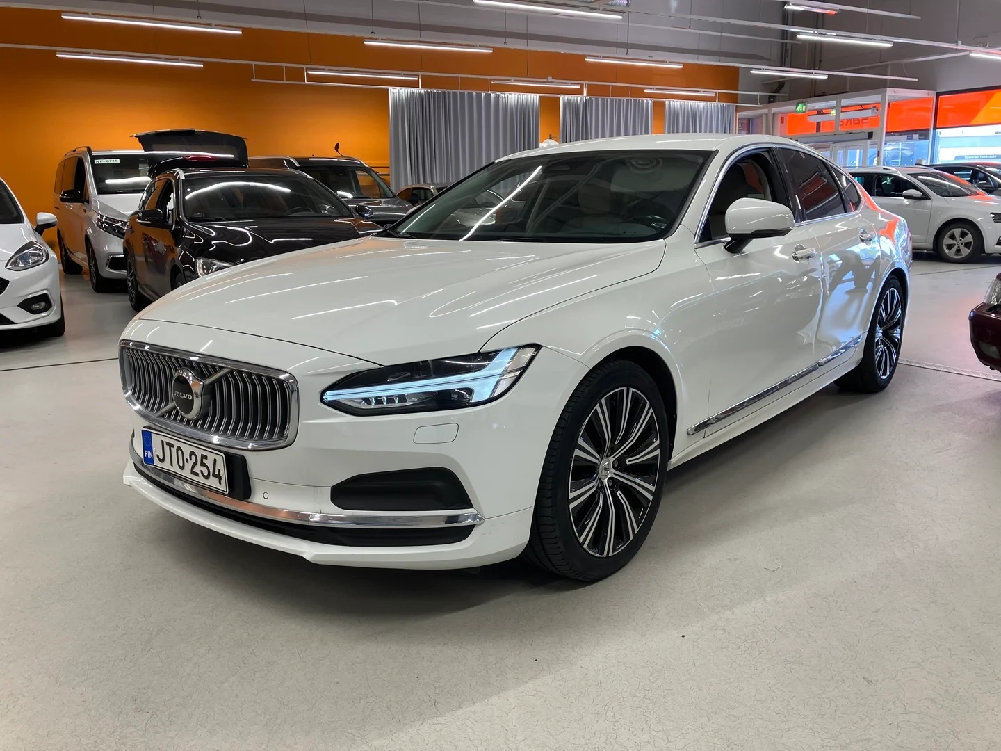 Car Image - rsrT9txfg9CElAnVdHzcE