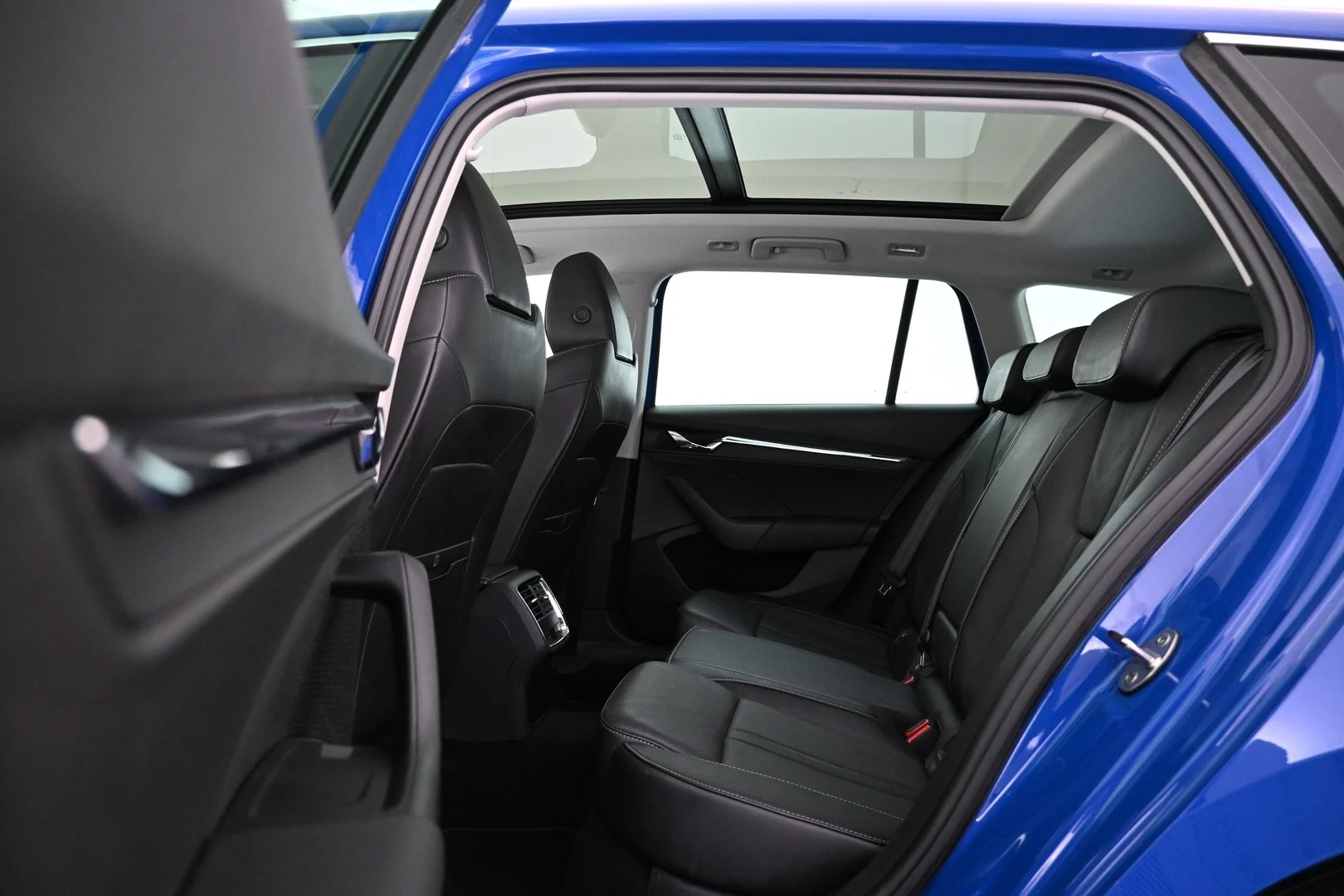 Car Image - 6clsR656LtBQvBN6nY3UTJ