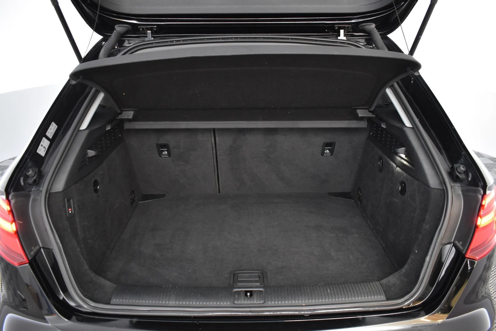 Car Image - neOXz5DDaQr2L7jPamqm9