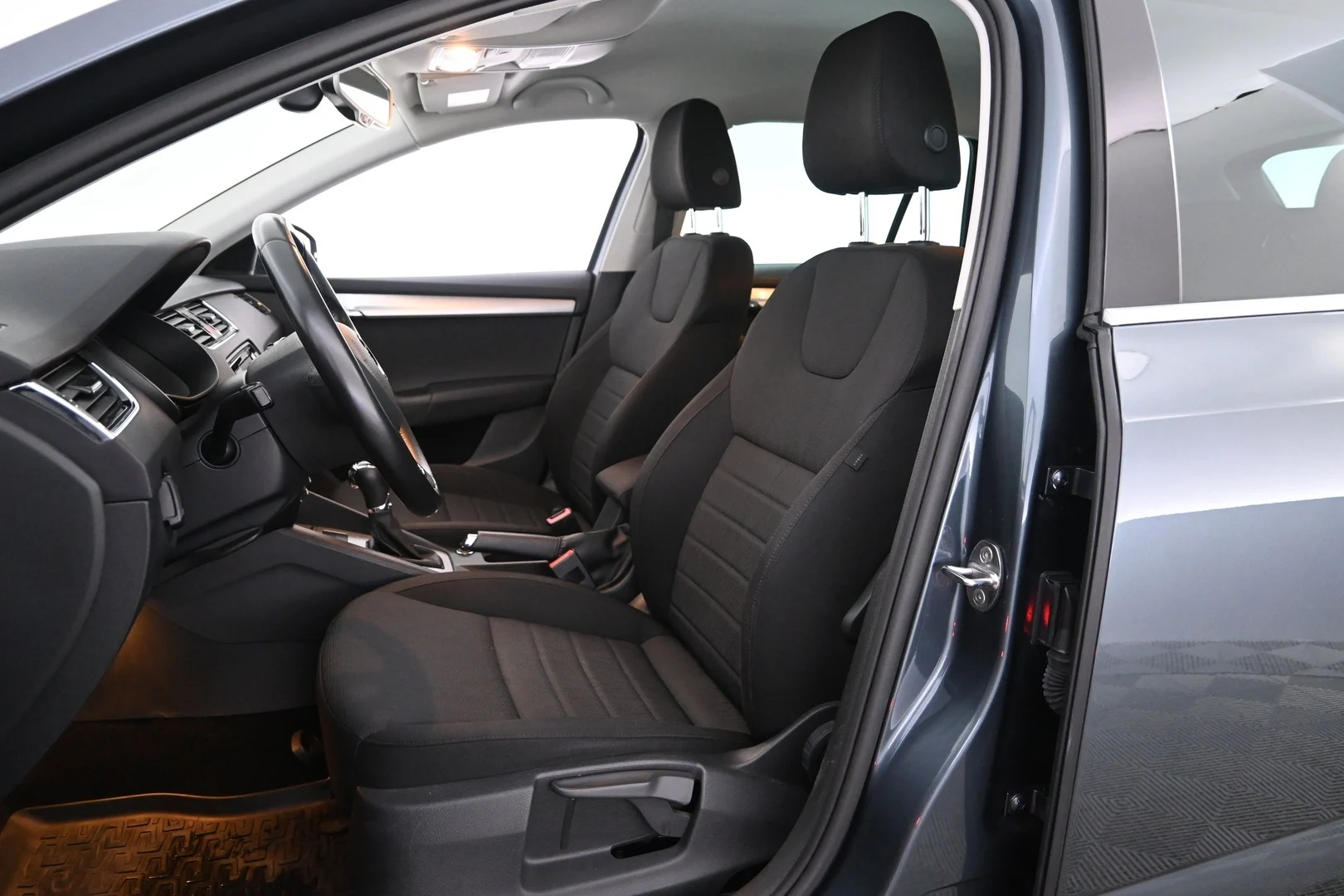 Car Image - 2jeUVmvuR6iexQilU8ESJT