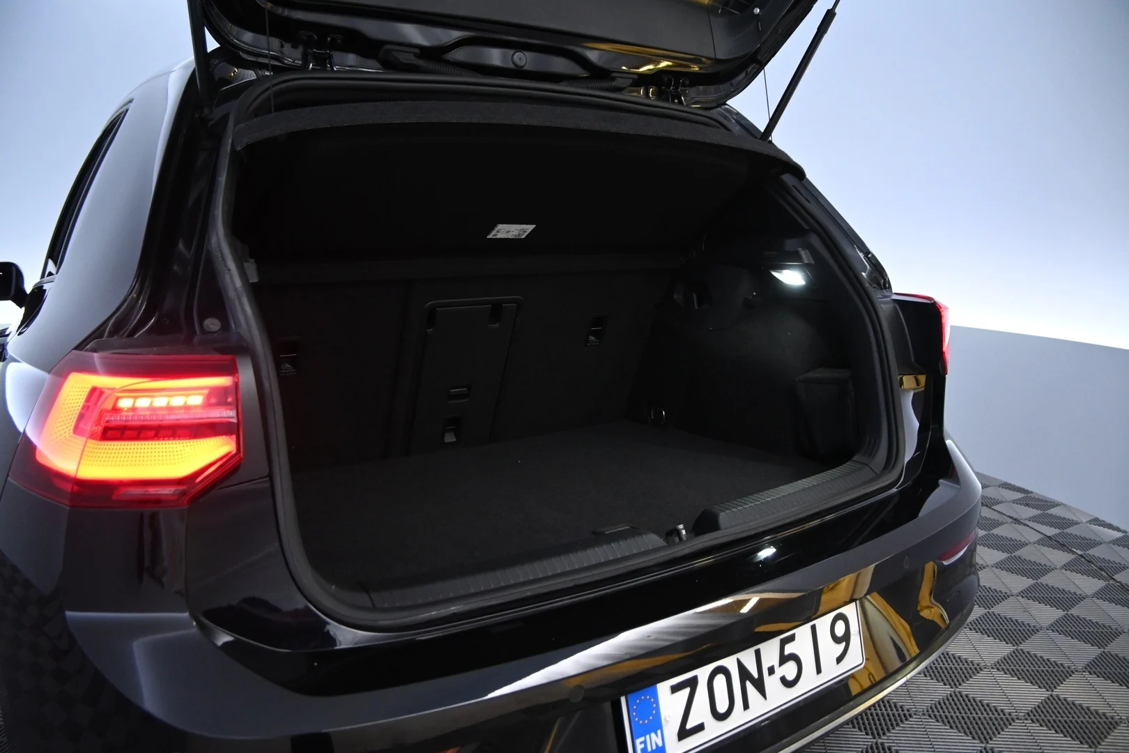 Car Image - Vw2KNLfmvZ33FWEg09jFe