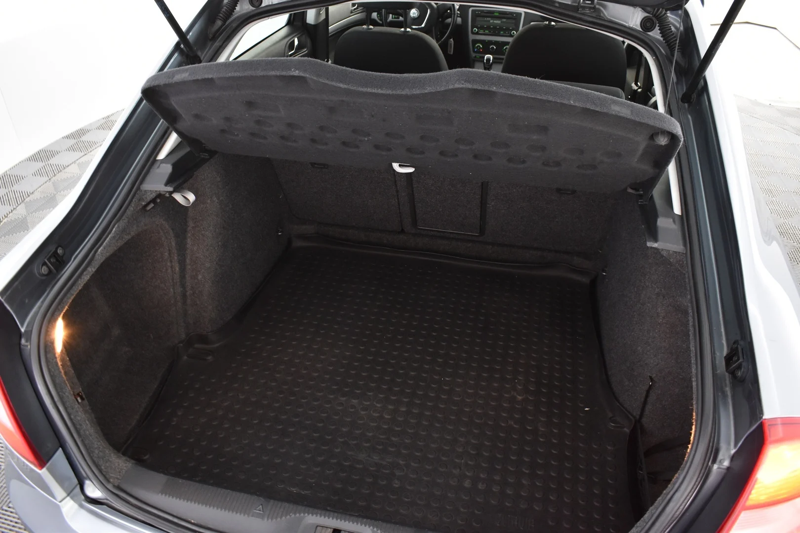 Car Image - 4m2Nz9d7qnbWoeKvVTMYAM