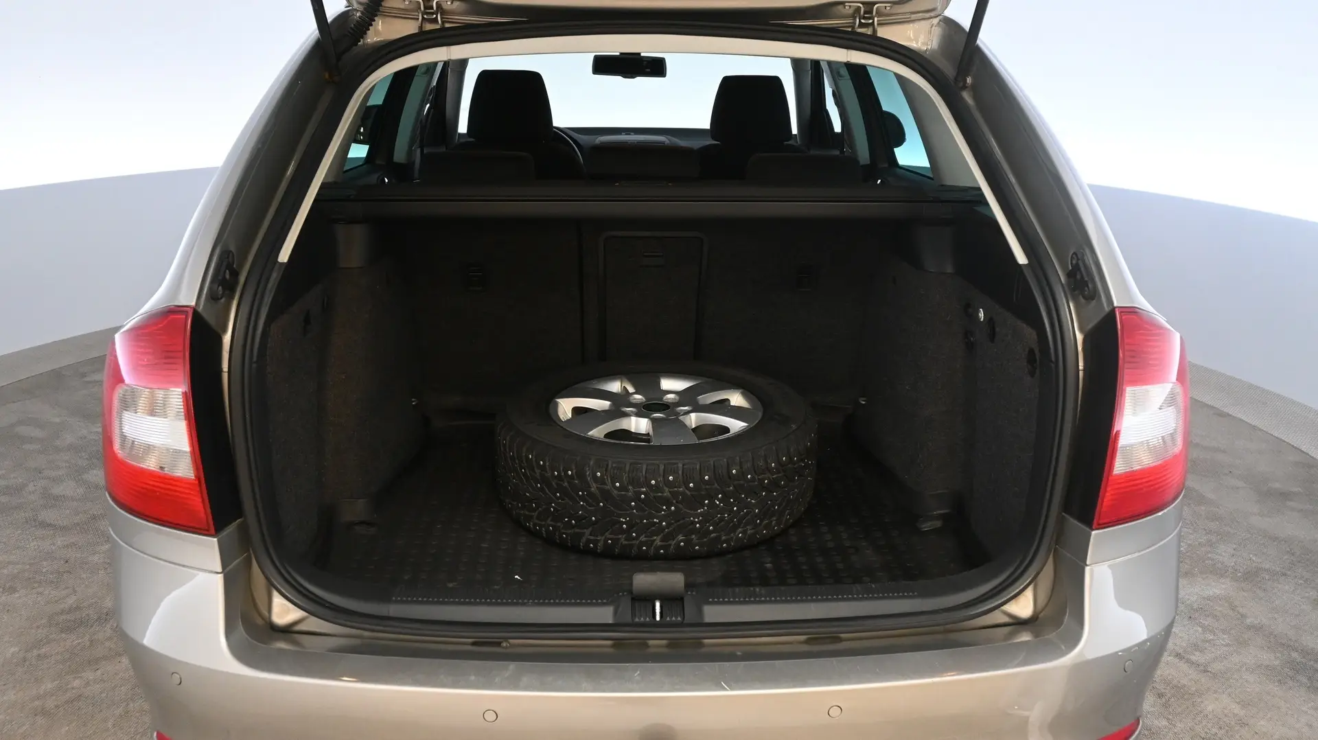 Car Image - 6msjWjLb3S19u5WtiUzpVm