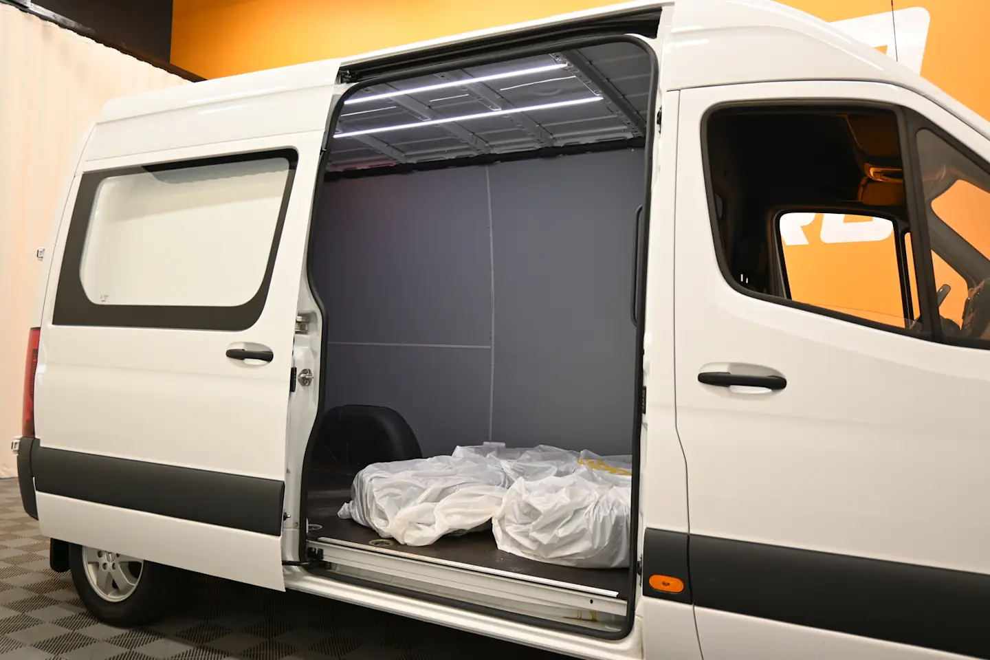 Car Image - 2vzqsaIVLKqSIltqTGD6Q8