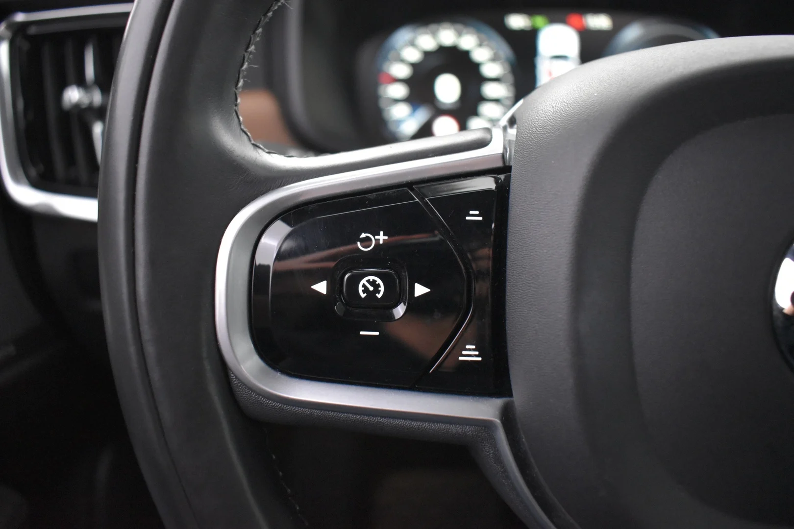 Car Image - LYCpB4ppCbdd3IlqIJheU