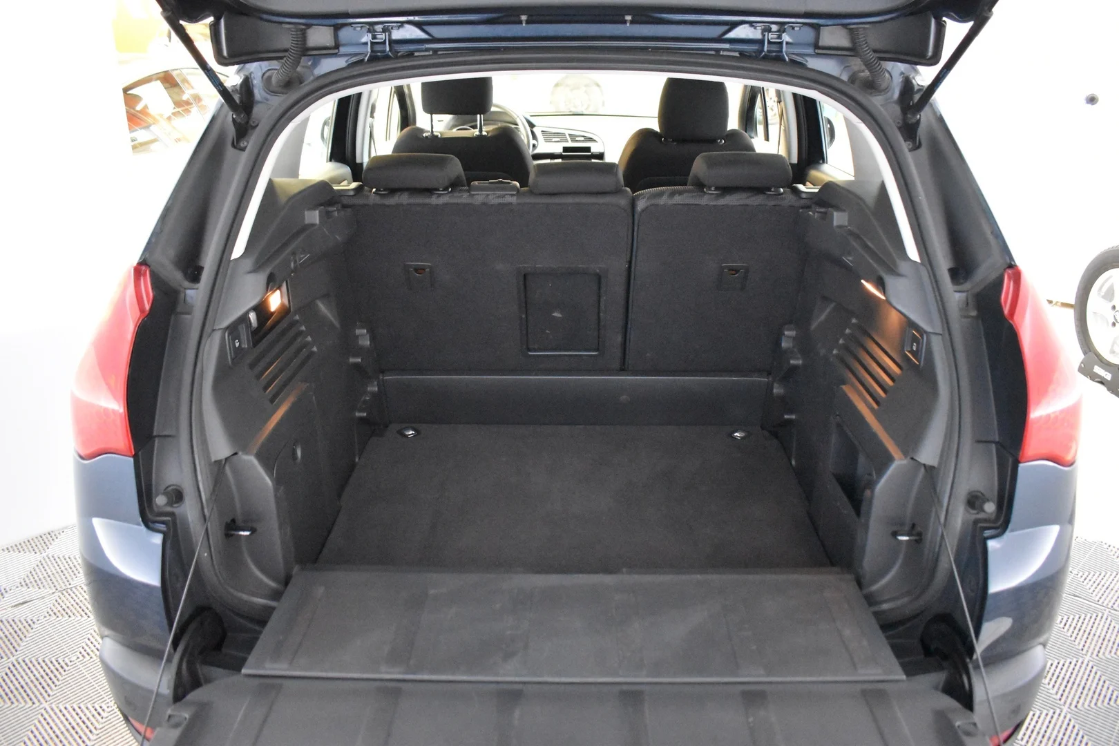 Car Image - 4fQQPI9NIF3ZzcImwI4ZBE