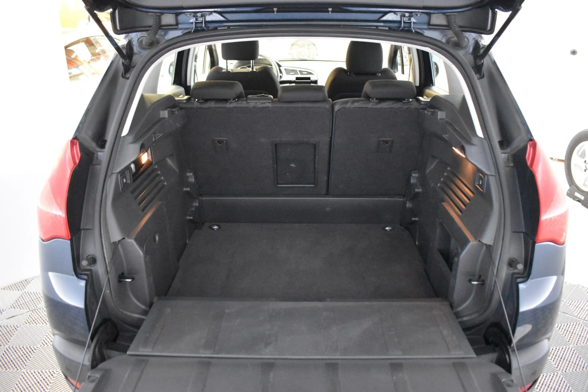 Car Image - 4fQQPI9NIF3ZzcImwI4ZBE