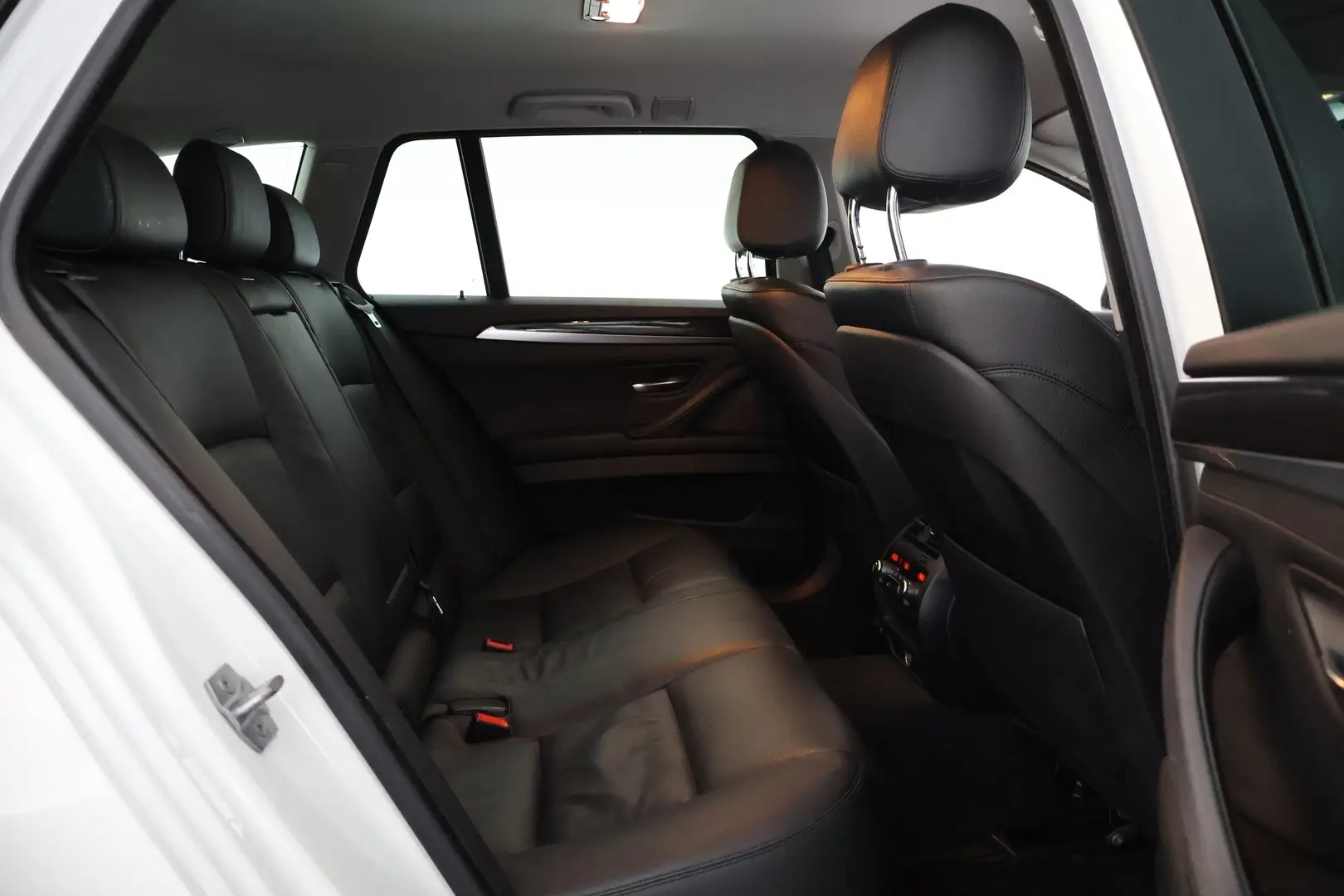 Car Image - 7MAmdxFWwUFvjDf2Sm3aIm