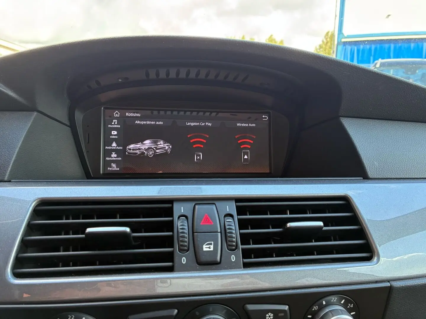 Car Image - 8kTN42r3JTpYHMjQ8x1bT