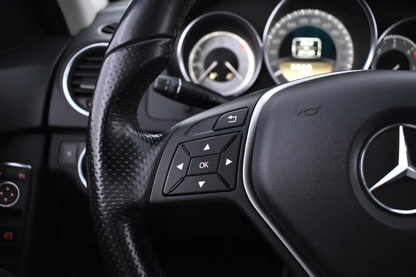 Car Image - 4bSNxqlDCuDHUgEbNlWdVA