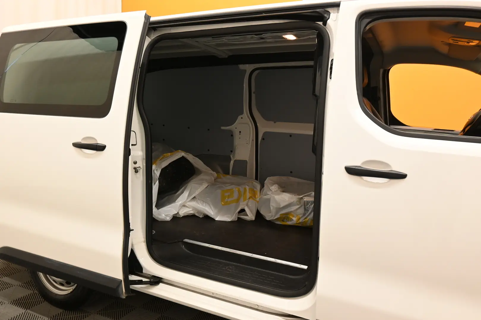 Car Image - 2oPVfkl1KgJVgvKasjnYLD