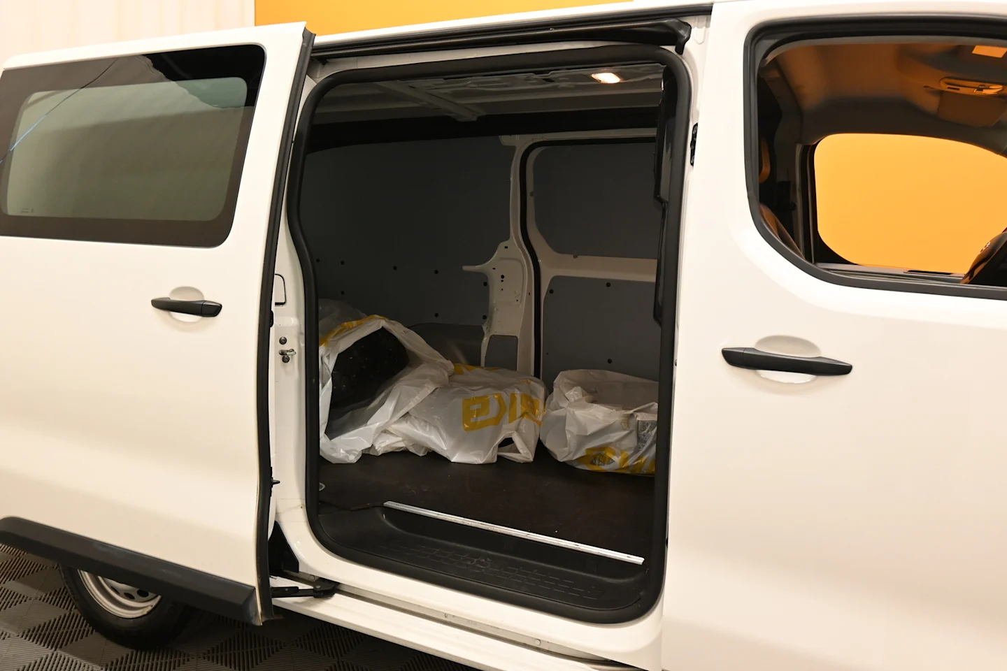 Car Image - 2oPVfkl1KgJVgvKasjnYLD