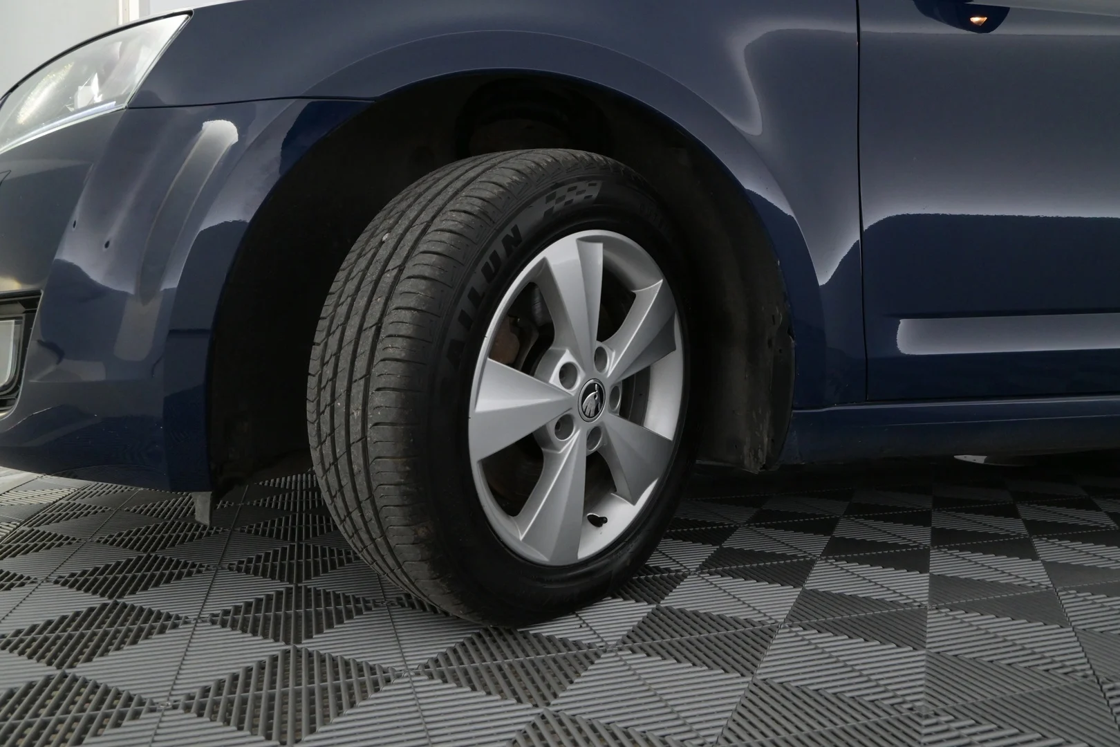 Car Image - 72SFiUHqw3k0LLy9IqUhzn