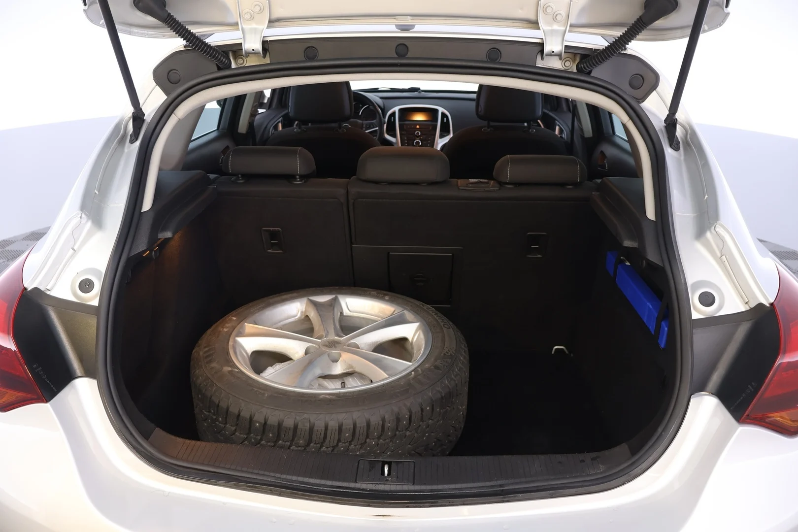 Car Image - 3BvC6M3JVj7XEJ95hCof7Z