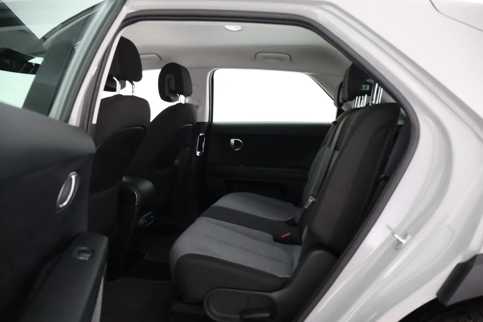 Car Image - 7F1nyAcoVd5ydqUq8I9G6S