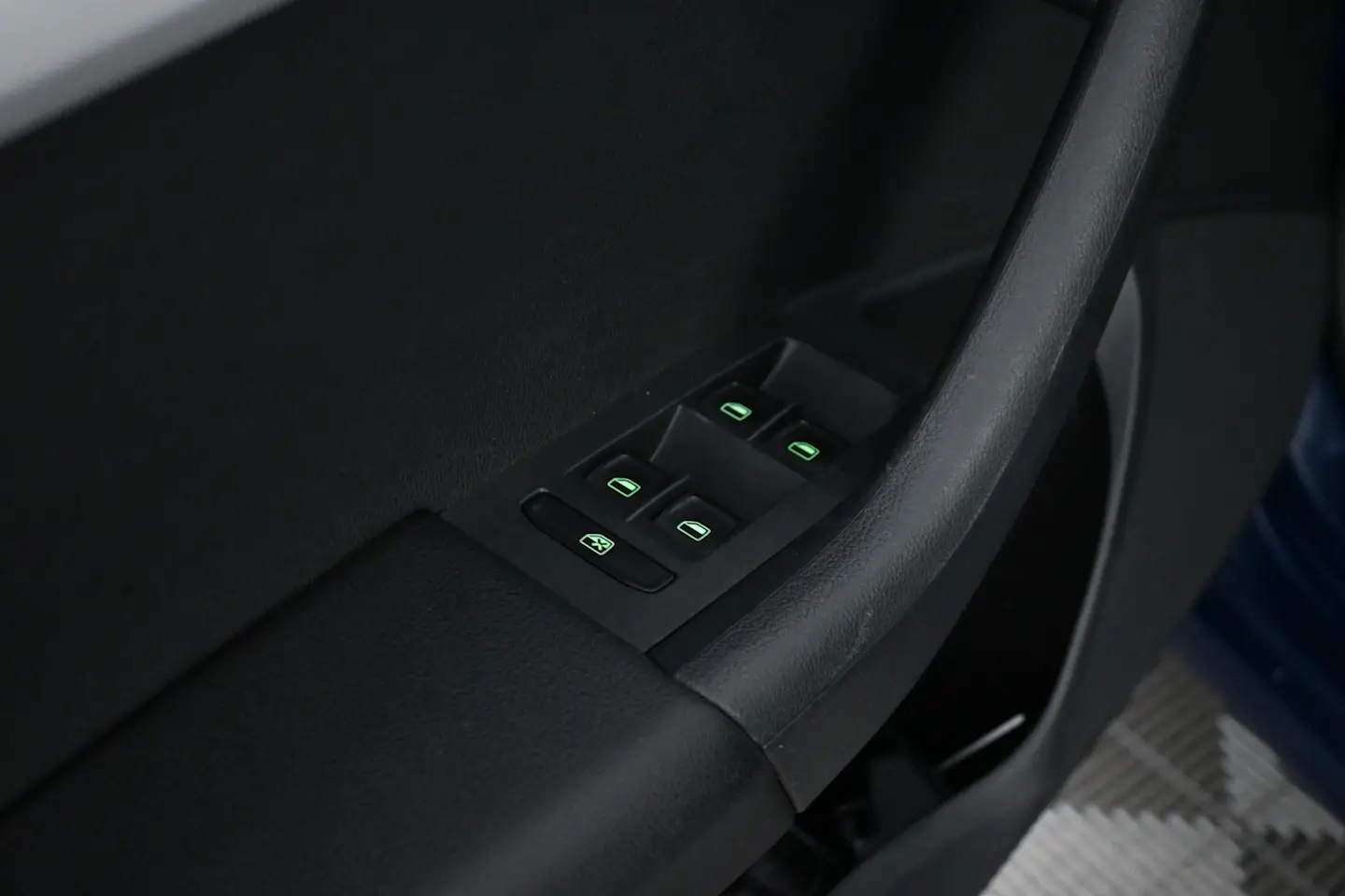 Car Image - 5ArKUb0eBEtdTCjbCAXT1l