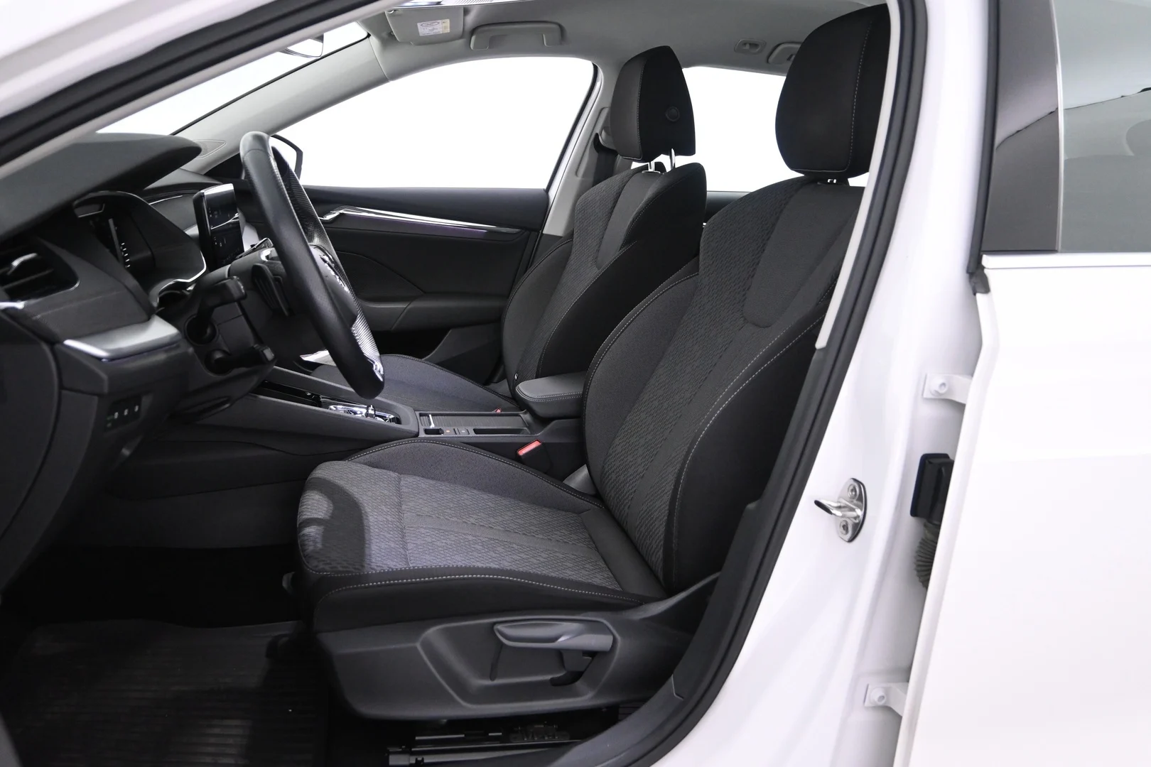 Car Image - rSIxdrZnENc5hO419iEYC