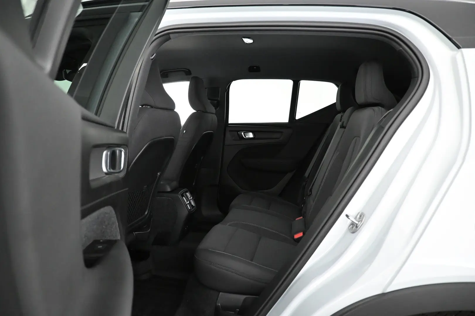 Car Image - lFNsjZot8TnNwpbwEIuYz