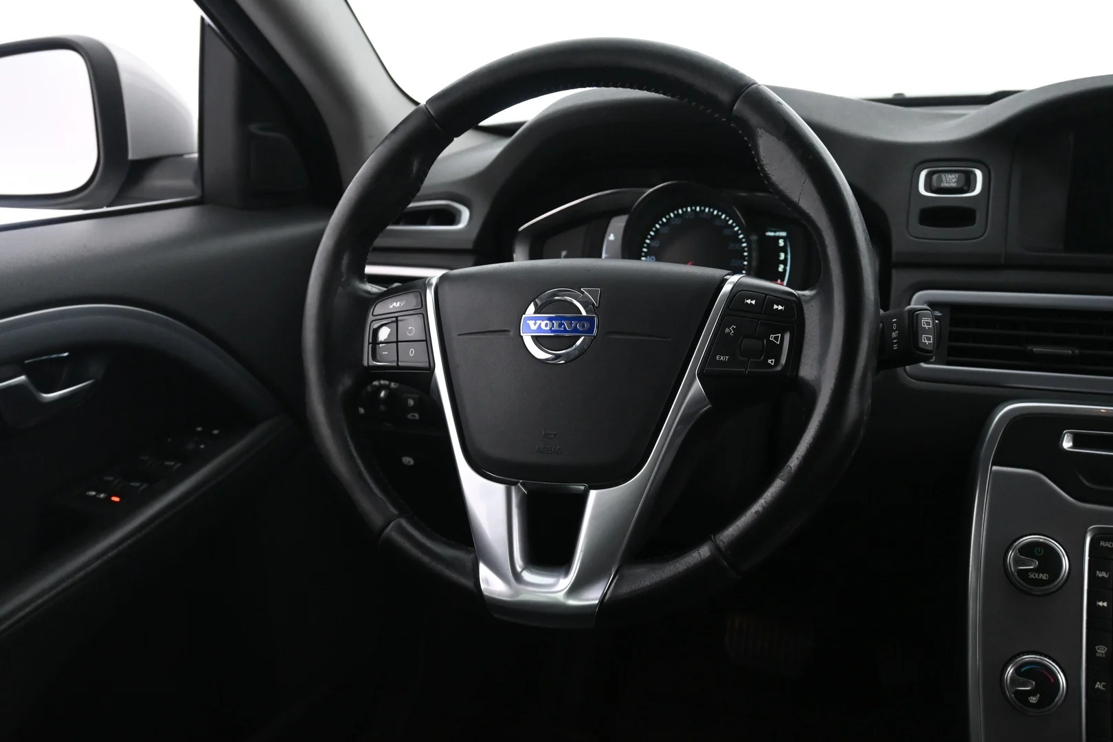 Car Image - LXFimpg26jtVZYLR9XgpQ
