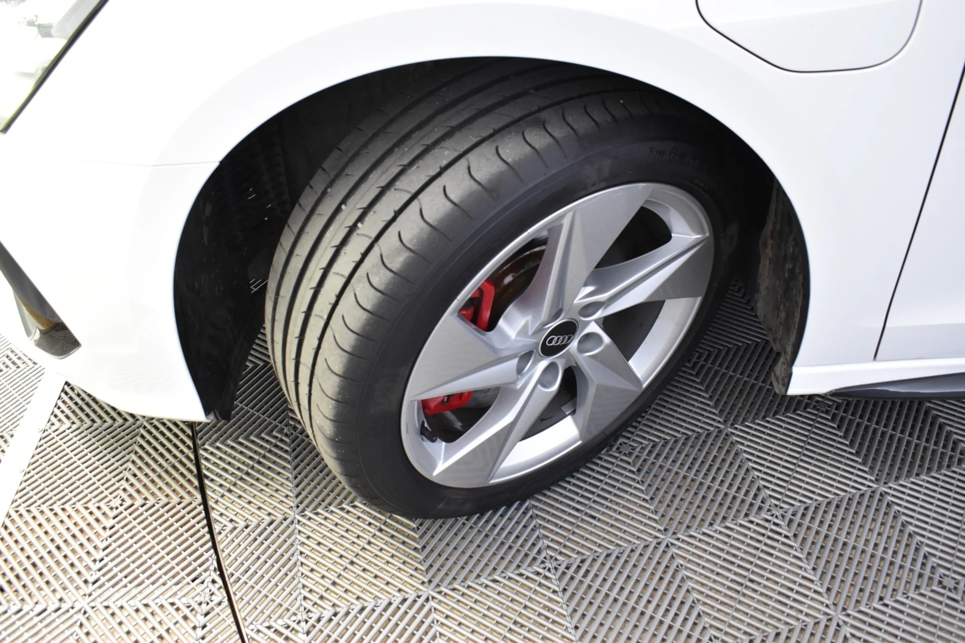 Car Image - 2f2zOgoGuGCfpjHdgXlS4b